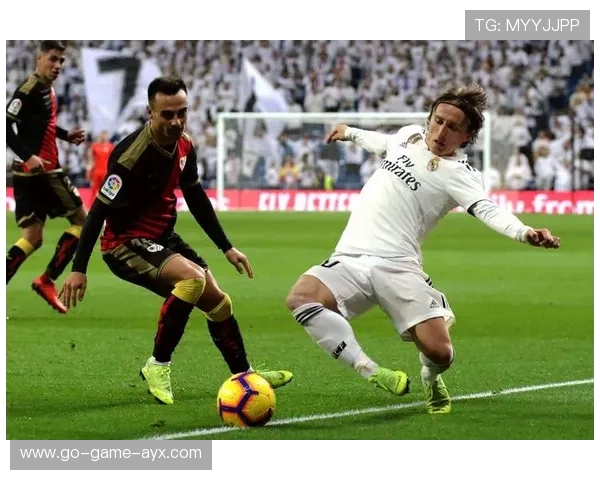 塞维利亚通过侧翼创造多次射门机会——球队战术新亮点