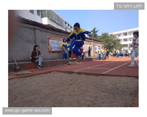 田径百米全场惊呼：极速瞬间点燃赛场激情